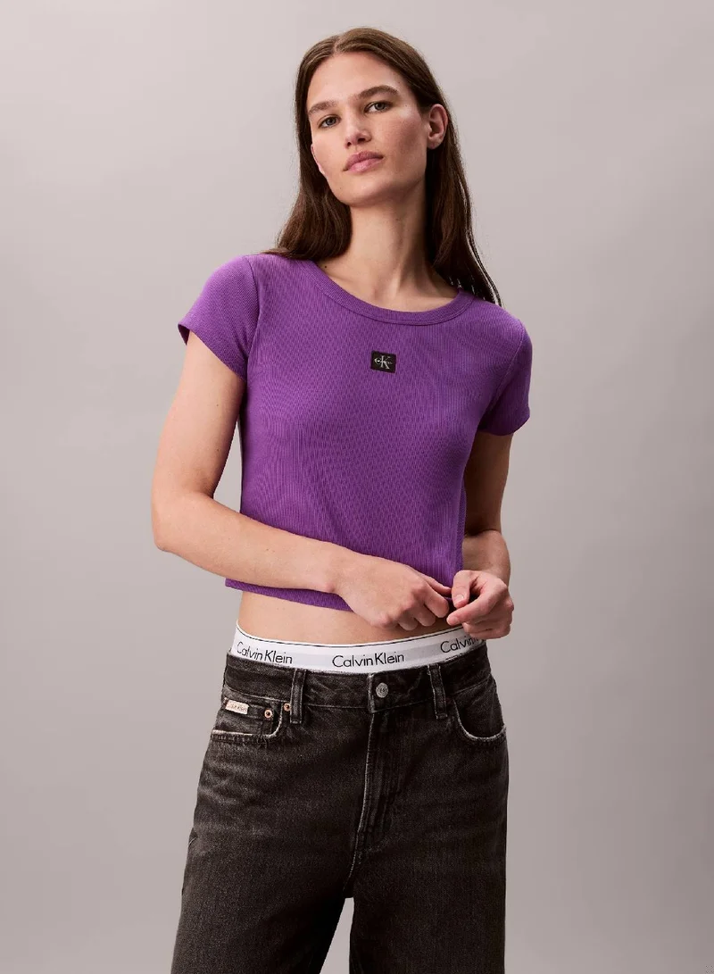 كالفن كلاين جينز تيشيرت مضلع بقصّة سليم ببادج