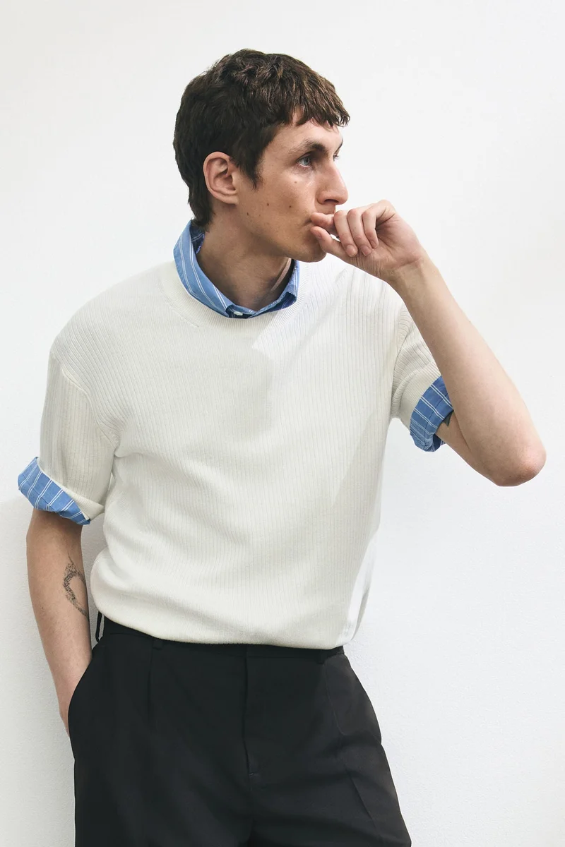 اتش اند ام تي-شيرت محبوك بتصميم مرن بقصّة سلِم