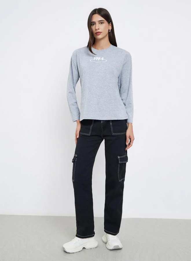 ستايلي تيشيرت بتفاصيل مُطرّزة وأكمام طويلة