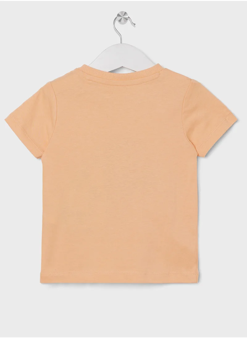 جس Infant Logo T-Shirt & Jersey Shorts Set