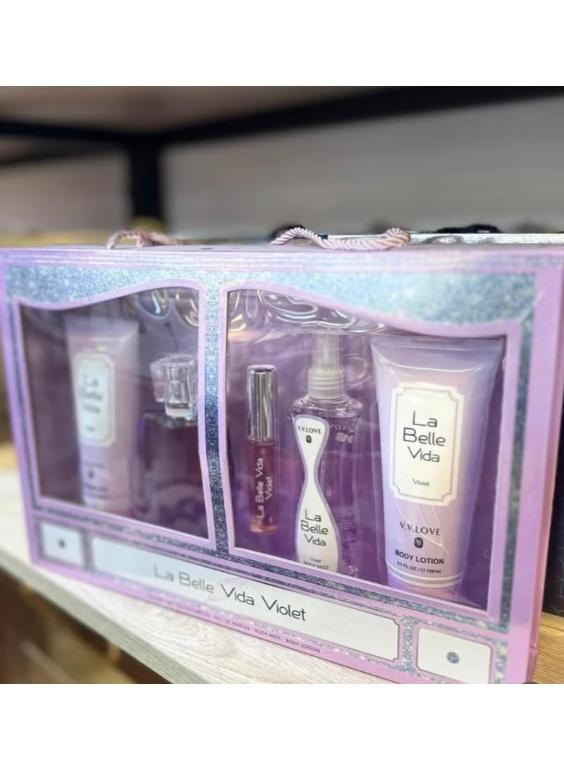 لا طقم هدايا مجموعة عطور للجسم. يتكون الطقم من عطر، لوشن للجسم، جل استحمام، وكريم لليدين. يتميز برائحة ناعمة من الورود والبنفسج.