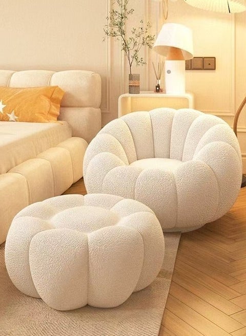 طقم أريكة من صوف الضأن بتصميم عصري مستوحى من الطراز الاسكندنافي على شكل زهرة فخمة - مقعد بسيط بلمسة نهائية من قماش بوكليه الناعم يتميز بمنحنيات تشبه البتلات لغرف المعيشة المريحة أو غرف النوم أو مساحات الصالة 100 × 100 × 50 و55 × 35 سم.