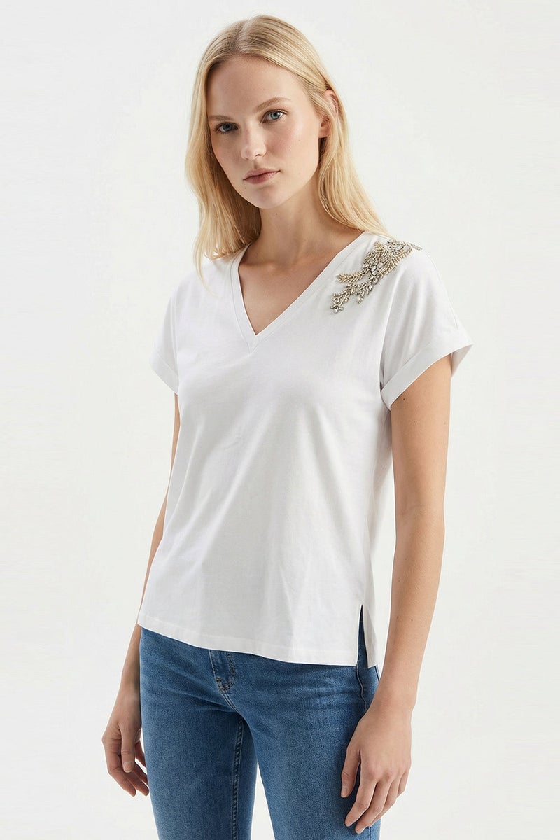 EXQUISE V-Neck Embroidered Detail Regular Knit White T-Shirt - Image 4