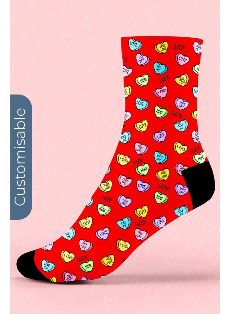 شير ذا لوف  جوارب حمراء مخصصة باسمك – تصميم الحب والعناق والقلوب - Image 1