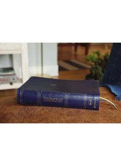 NKJV, Thompson Chain-Reference Bible, Handy Size, Leathersoft, Navy, Red Letter, Comfort Print  - Image 3