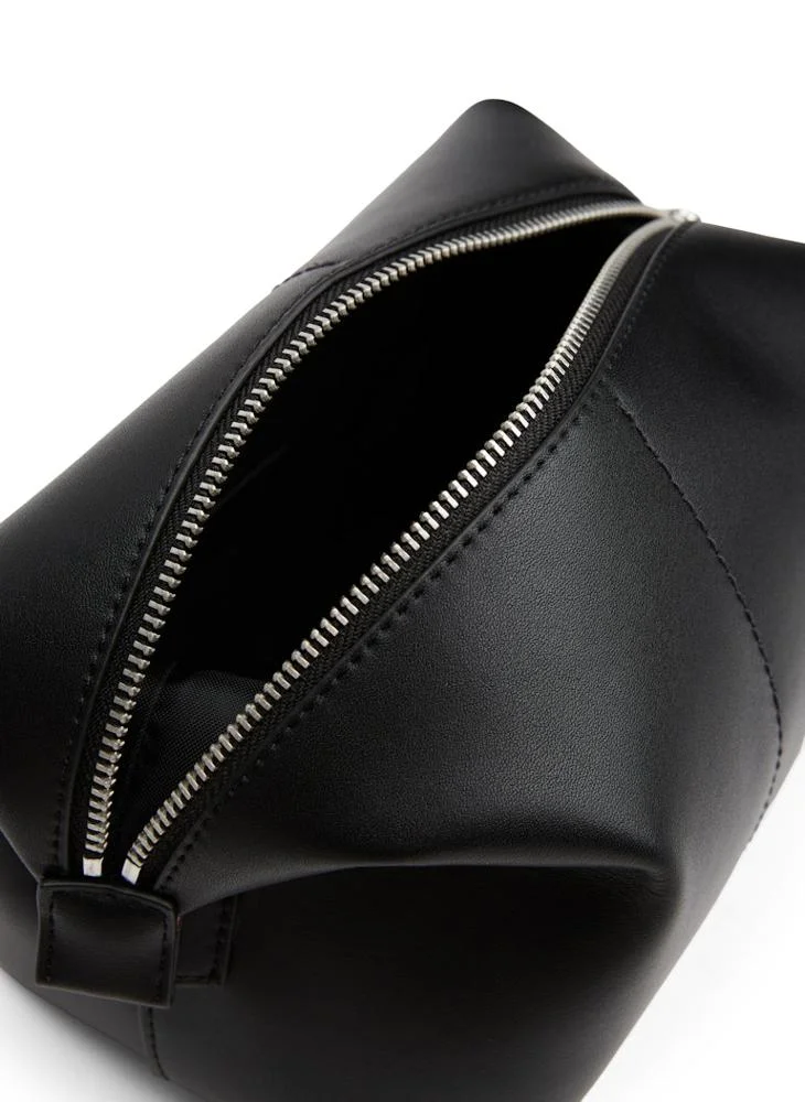 TOMMY JEANS Logo Detailed Zip Through  Toiletry Bag