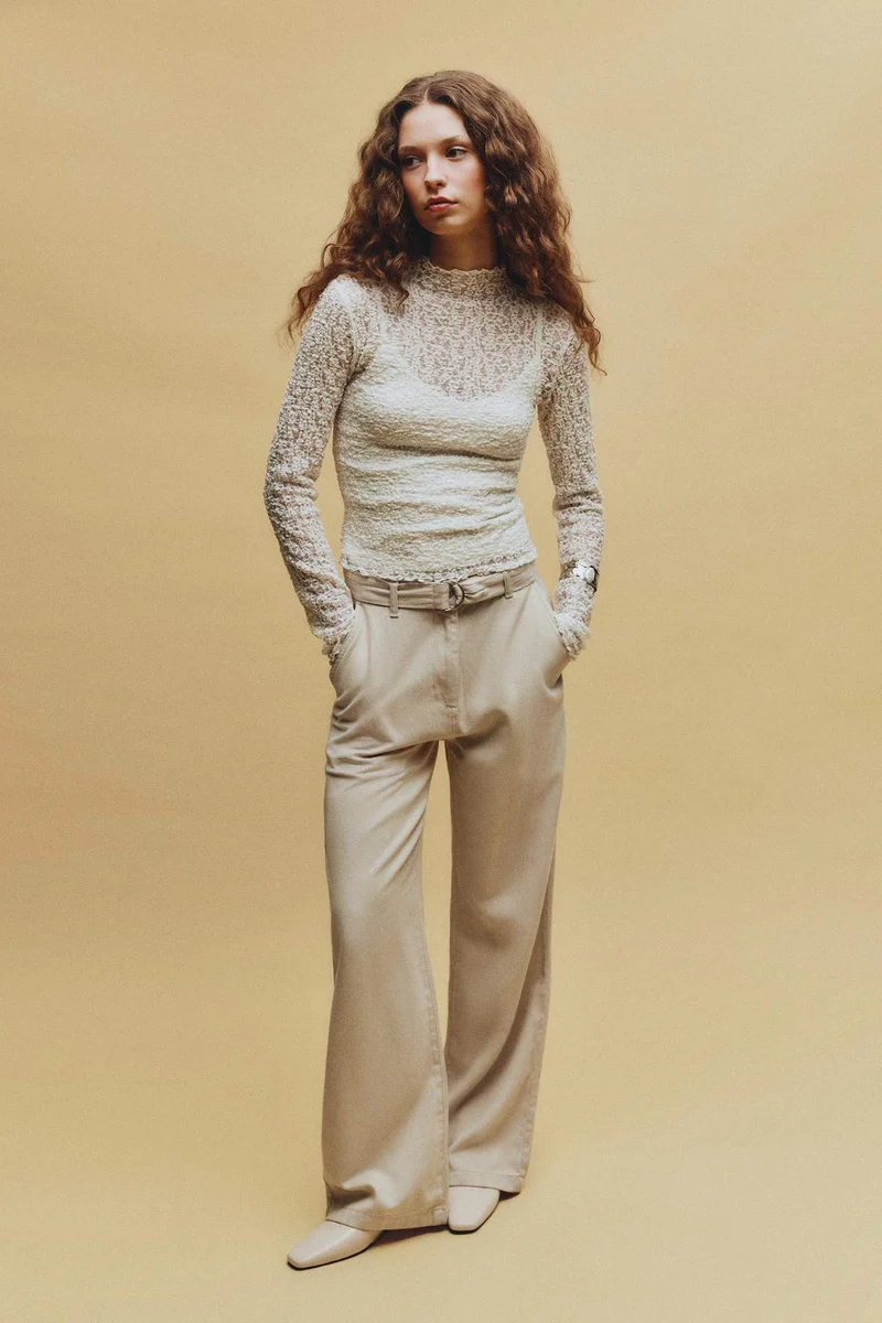 ديفاكتو Half Turtleneck Lace T-Shirt