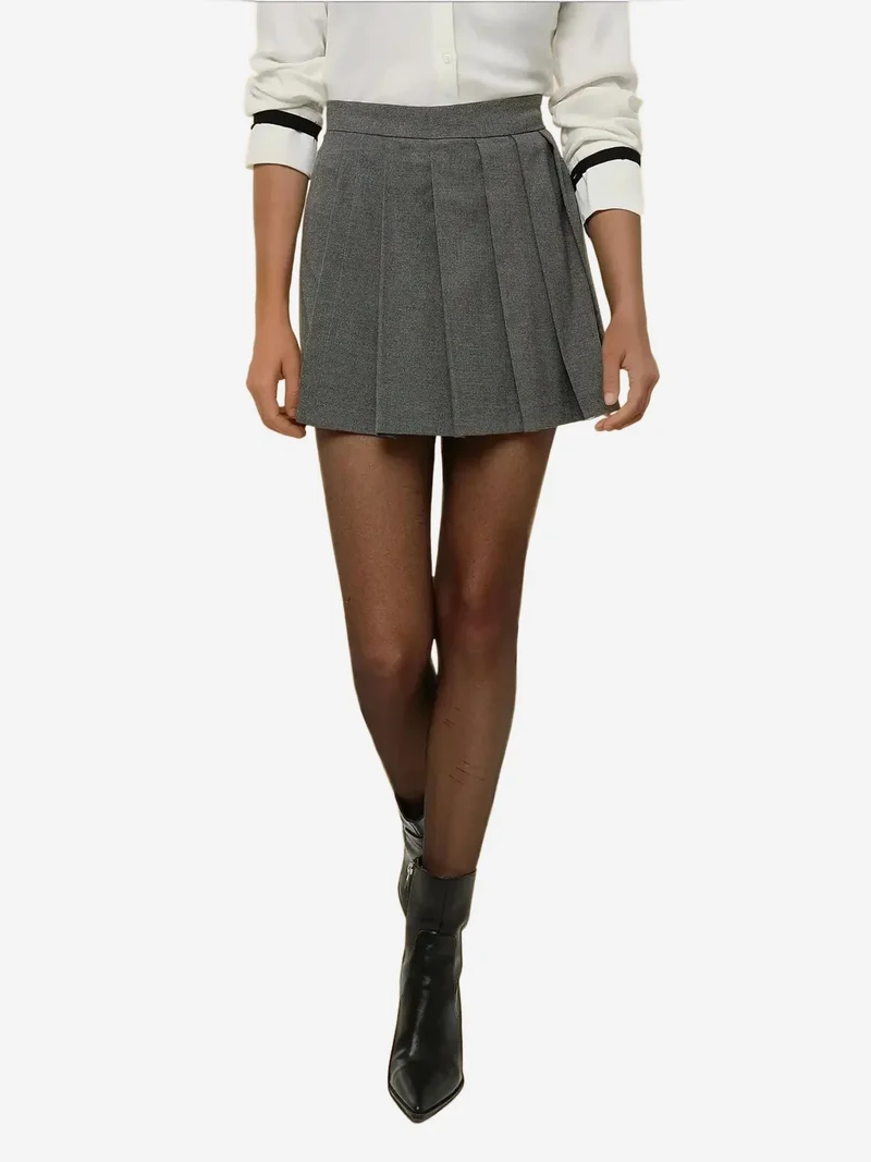 زوبعة تنورة قصيرة مطوية