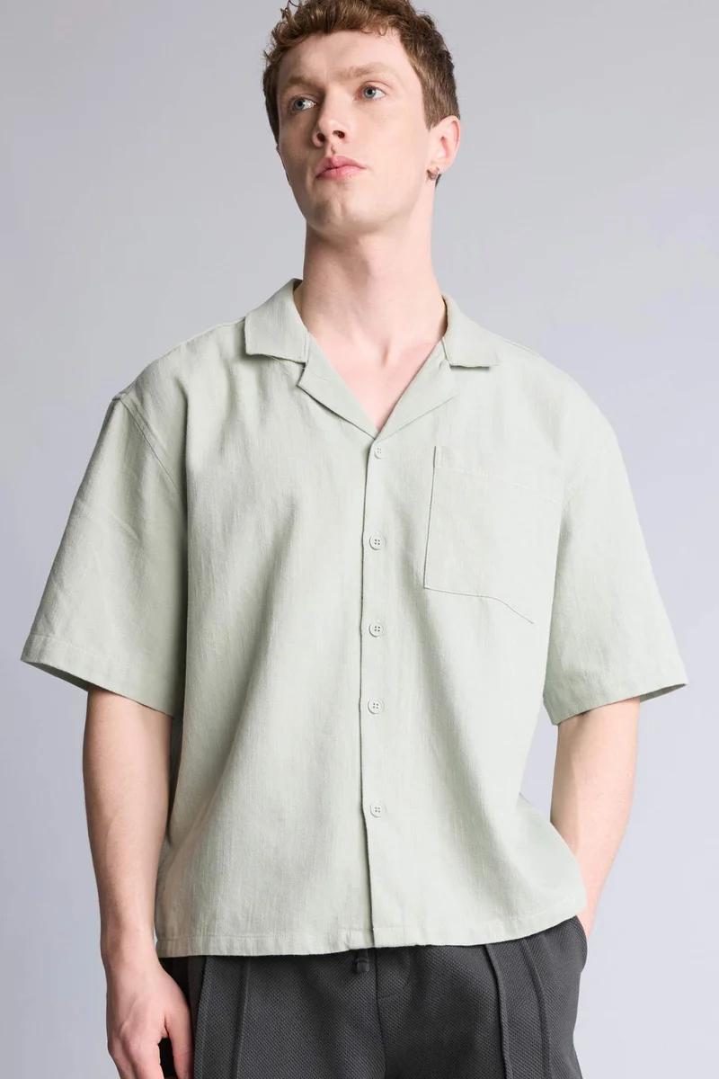 ديفاكتو Boxy Fit Apache Neck Woven Short Sleeve Shirt