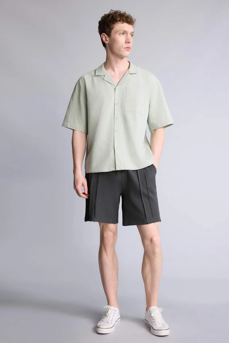ديفاكتو Boxy Fit Apache Neck Woven Short Sleeve Shirt