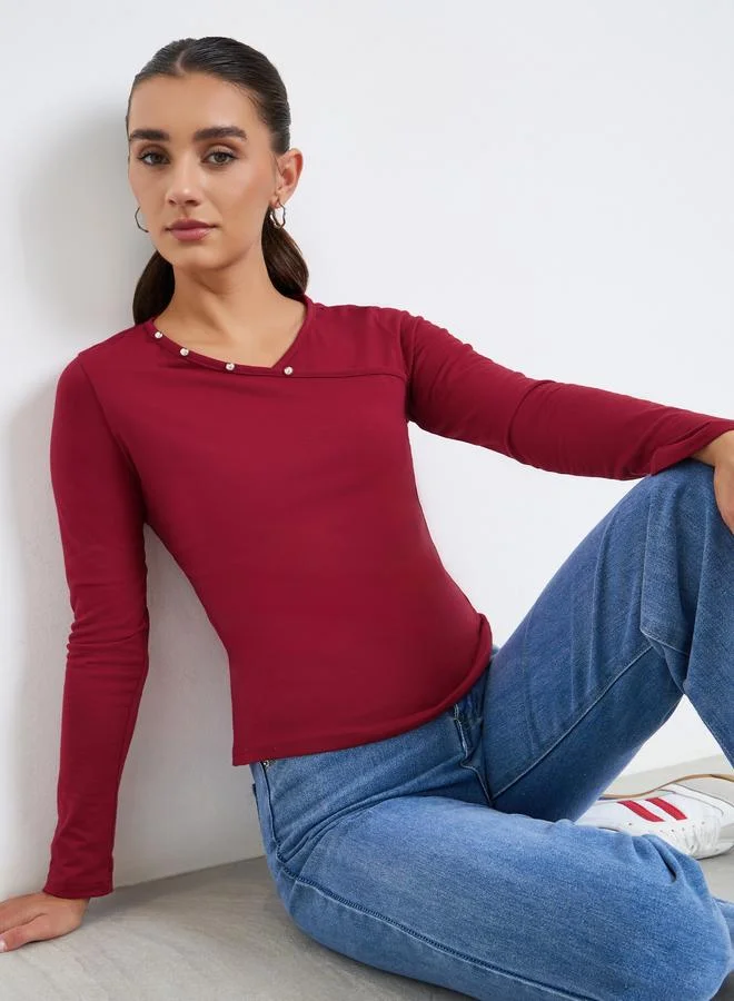 ستايلي تيشيرت بقصة ضيقة بتفاصيل ترصيع