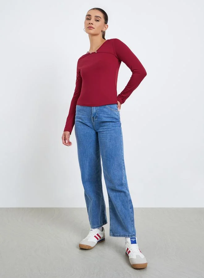 ستايلي تيشيرت بقصة ضيقة بتفاصيل ترصيع