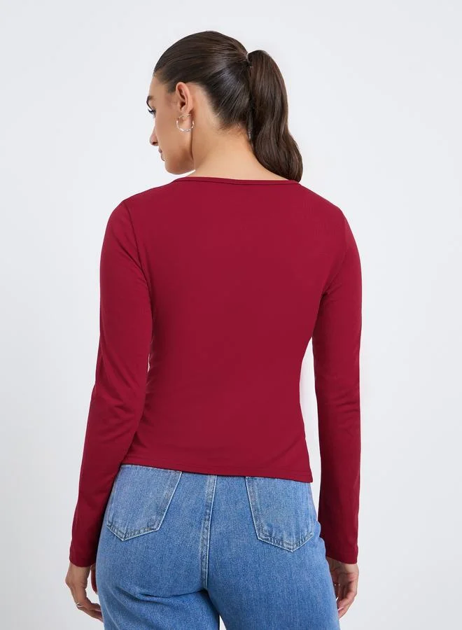 ستايلي تيشيرت بقصة ضيقة بتفاصيل ترصيع