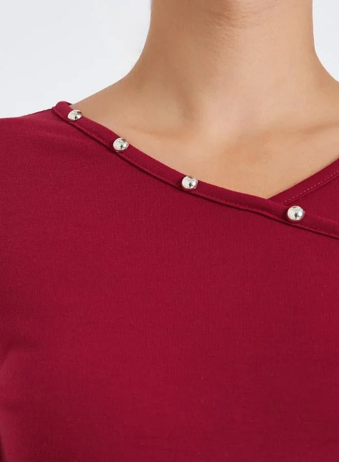 ستايلي تيشيرت بقصة ضيقة بتفاصيل ترصيع