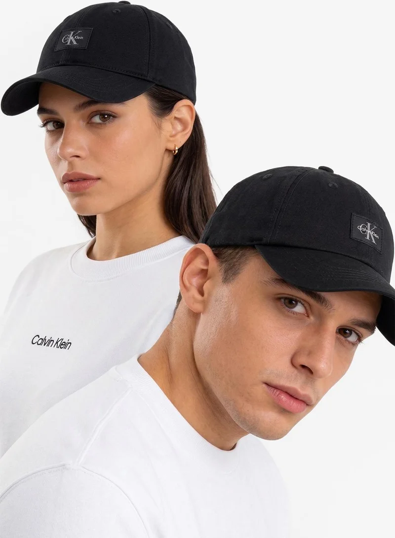 كالفن كلاين قبعة مطرزة بنقش أحرف