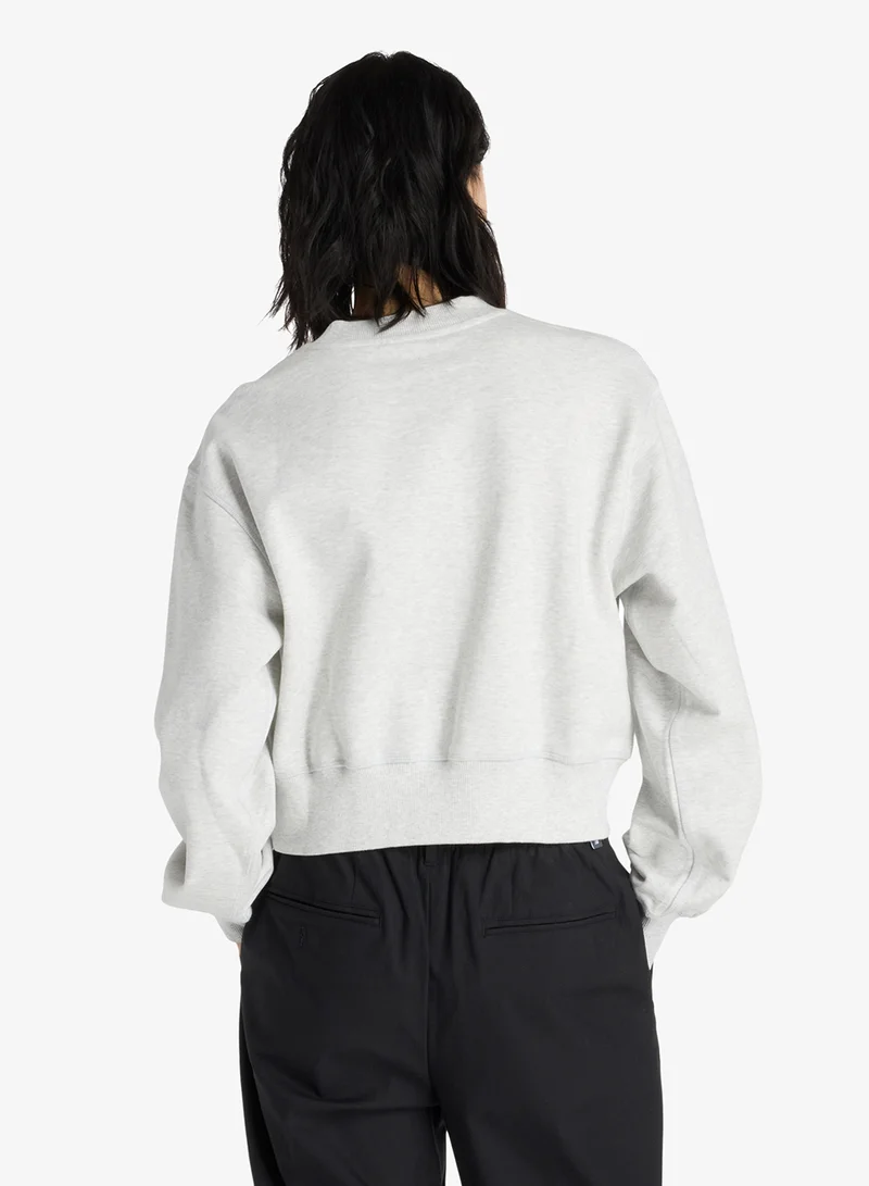 نيو بالانس سويت شيرت مريح بشعار بريميوم من أثليتكس