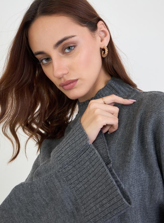 ستايلي سويتر رمادي واسع بأكمام كيب - Image 4