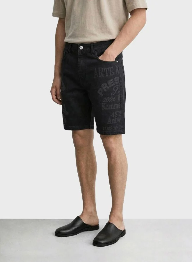 ذا انديان كراج كو Men Regular Fit Laser Printed Scoop Pocket Mid-Rise Denim Shorts