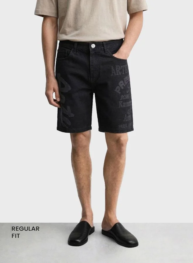 ذا انديان كراج كو Men Regular Fit Laser Printed Scoop Pocket Mid-Rise Denim Shorts