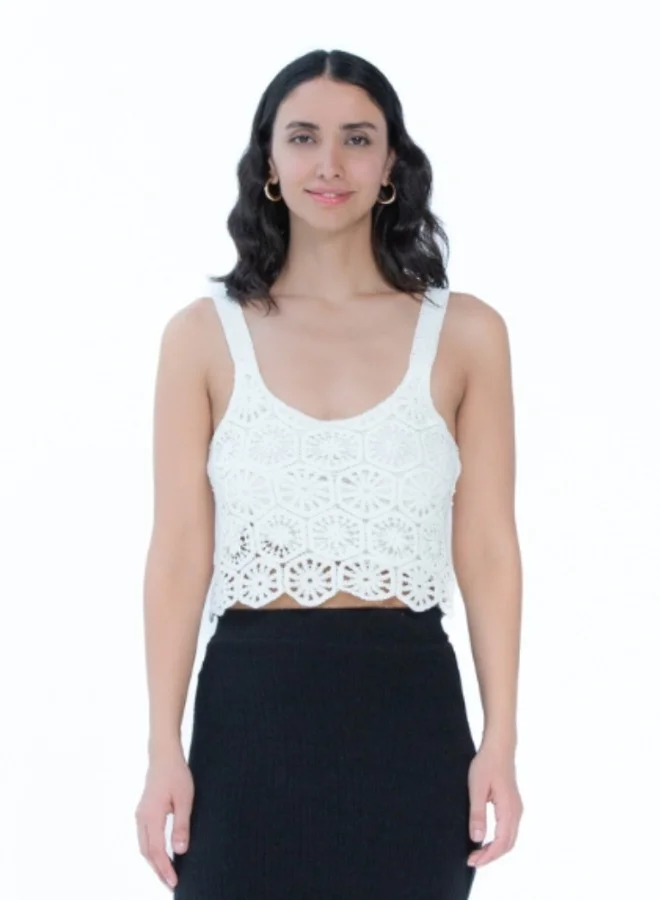 HaILYS Chic crochet lace tank top with intricate detailing, ideal for layering or as a statement piece.