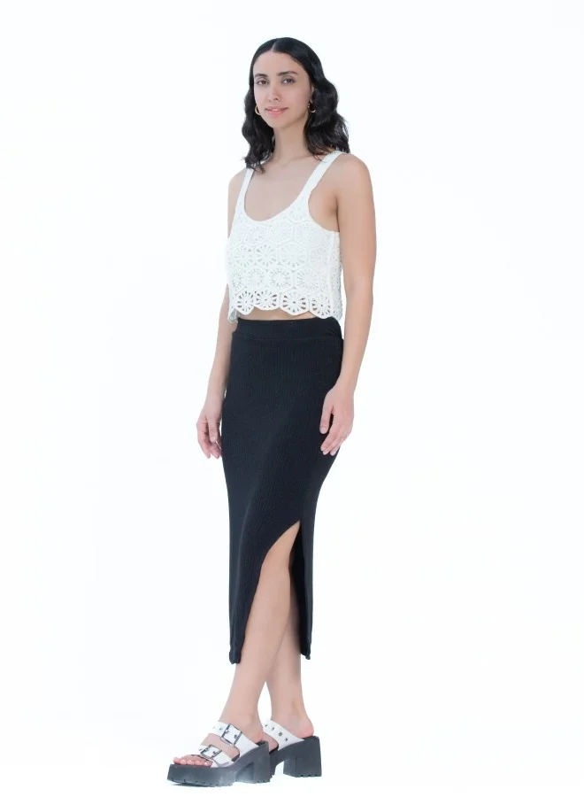 HaILYS Chic crochet lace tank top with intricate detailing, ideal for layering or as a statement piece.