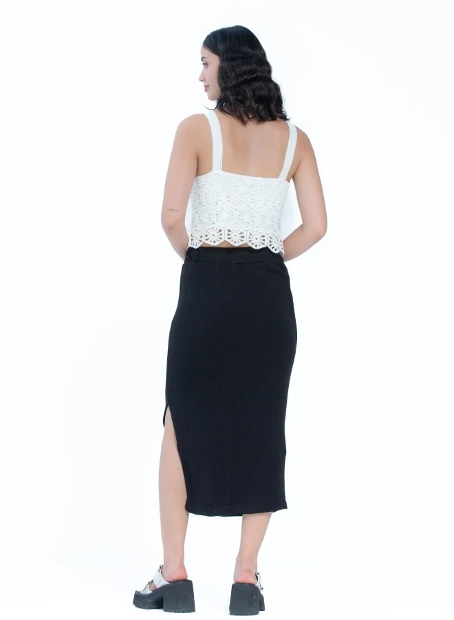 HaILYS Chic crochet lace tank top with intricate detailing, ideal for layering or as a statement piece.