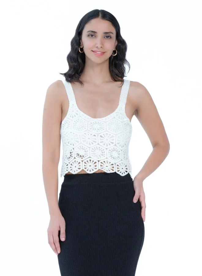 HaILYS Chic crochet lace tank top with intricate detailing, ideal for layering or as a statement piece.
