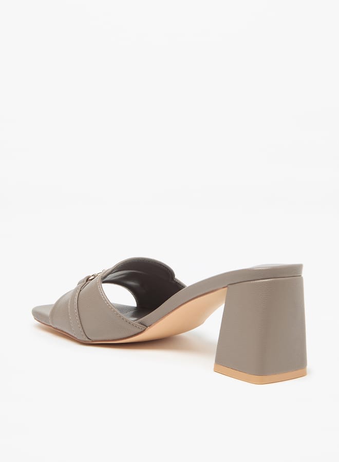 فلورا بيلا من شو إكسبرس صنادل نسائية سهلة الارتداء بكعب عريض وزخرفة بإبزيم - Image 2