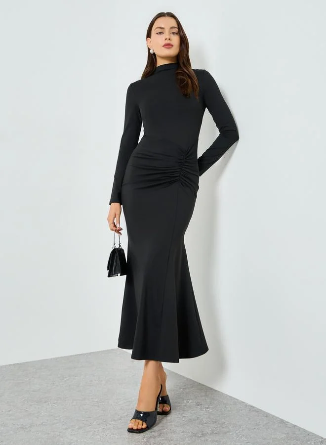 تايك تو فستان طويل قصة ضيقة بياقة عالية وتفاصيل مزمومة