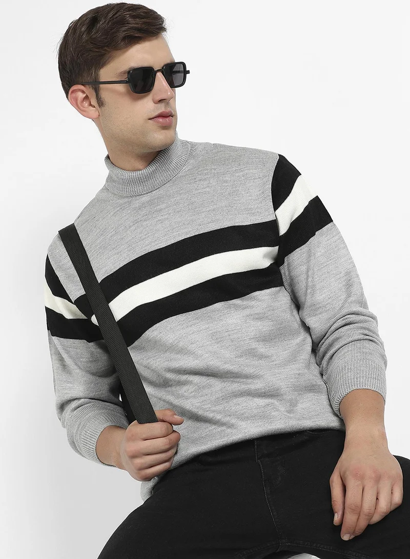 كامبوس سوترا كنزة رجالية مخططة باللون الرمادي الفاتح بياقة مستديرة