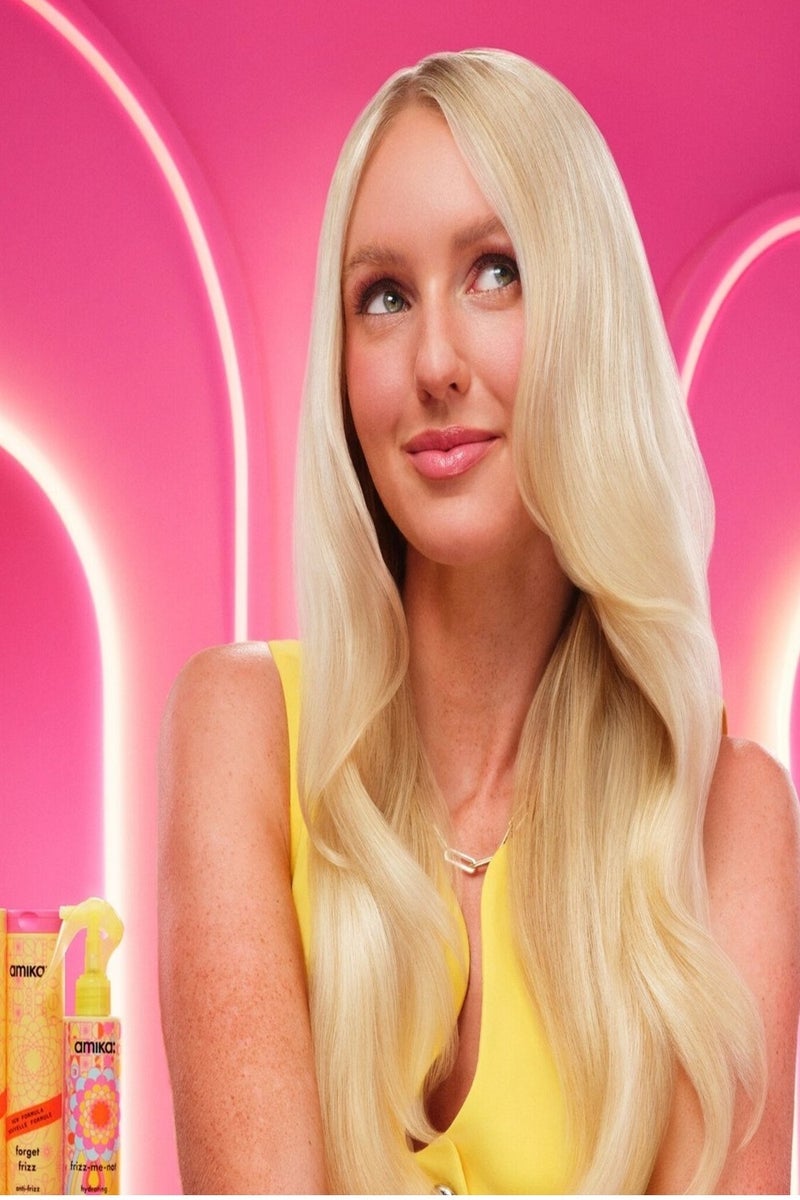 أميكا amika Frizz-Me-Not Hydrating Anti-Furzz Treatment 200ml - مصل تنعيم يترك على الشعر للتحكم في التجعد والتألق والترطيب طويل الأمد | نباتي وخالي من السيليكون - Image 4