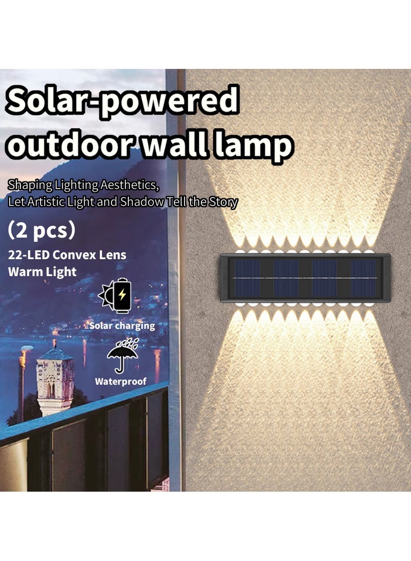 مصباح جدار شمسي – مصباح جدار خارجي زخرفي للأسوار، يتميز بإضاءة علوية/سفلية. مزود بعدسة محدبة بـ 22 مصباح LED مع ضوء دافئ، يعمل ببطارية نيكل-هيدريد معدني (أسود، عبوة من قطعتين). - Image 1