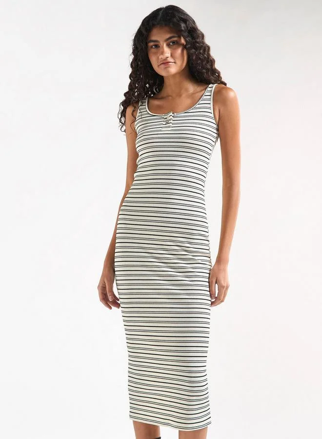 سبلاش فيڤ فستان مخطط دون أكمام بقصّة ضيّقة وياقة مستديرة تفاصيل أزرار