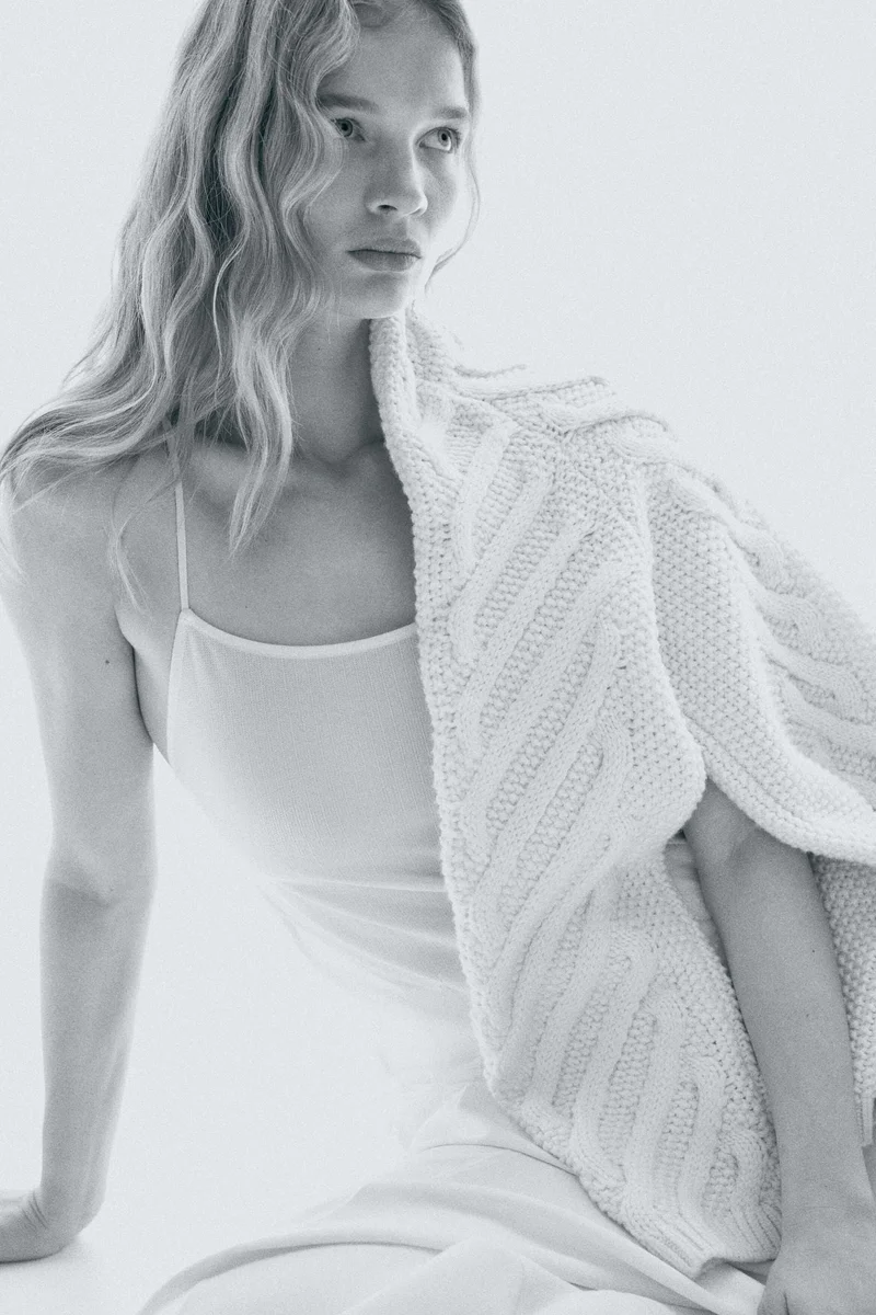 اتش اند ام بلوزة بحمالات كتف رفيعة وحواف دانتيل