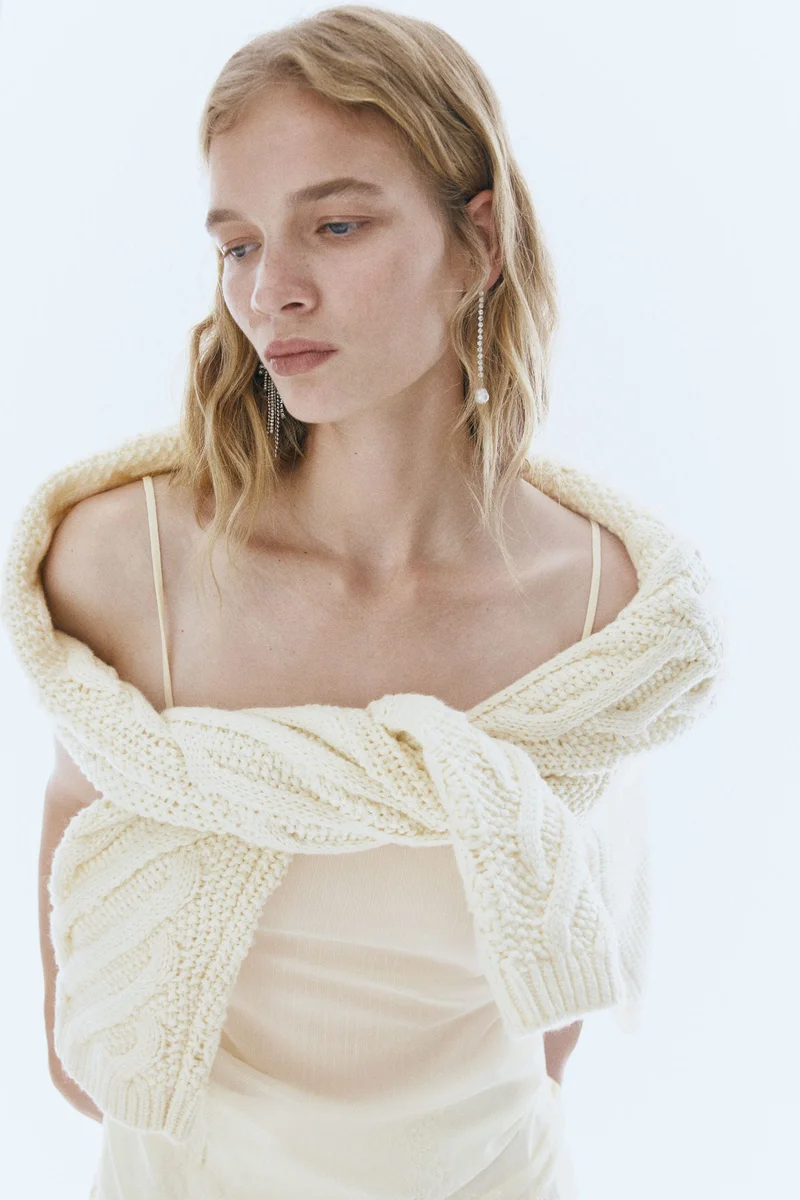 اتش اند ام بلوزة بحمالات كتف رفيعة وحواف دانتيل