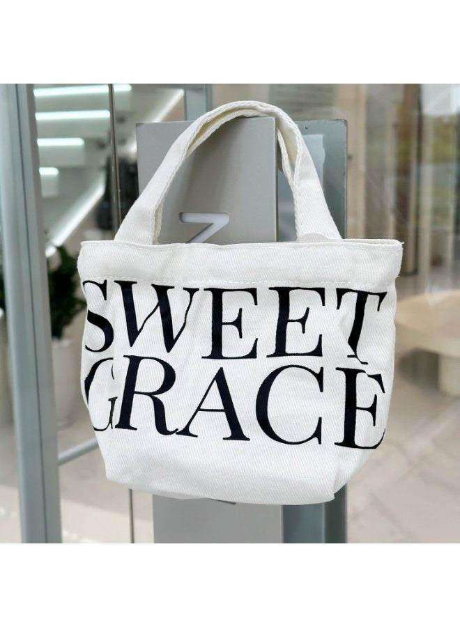 حقيبة توت قماش تويل بحروف كبيرة "Sweet Grace" – حقيبة يد صغيرة أنيقة بتصميم عصري وخفيف الوزن، مناسبة للتسوق والاستخدام اليومي للنساء - Image 3