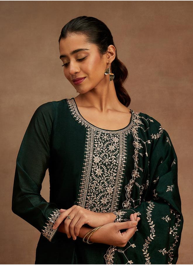 Libas Embroidered Kurta and Mid Rise Trouser with Dupatta Set by Styli  - Image 4