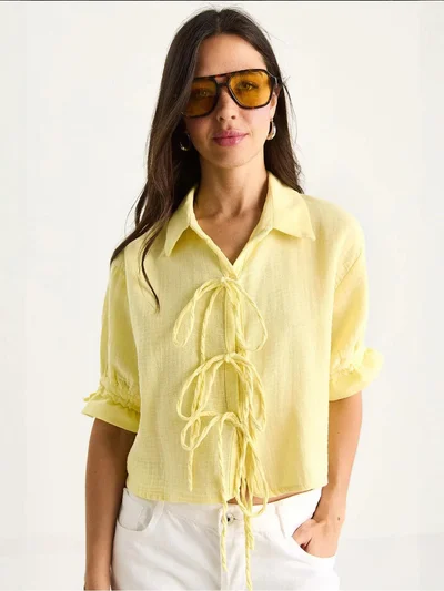 Bianco Lucci LUCCI Cropped Crepe Top with Bow Tie
