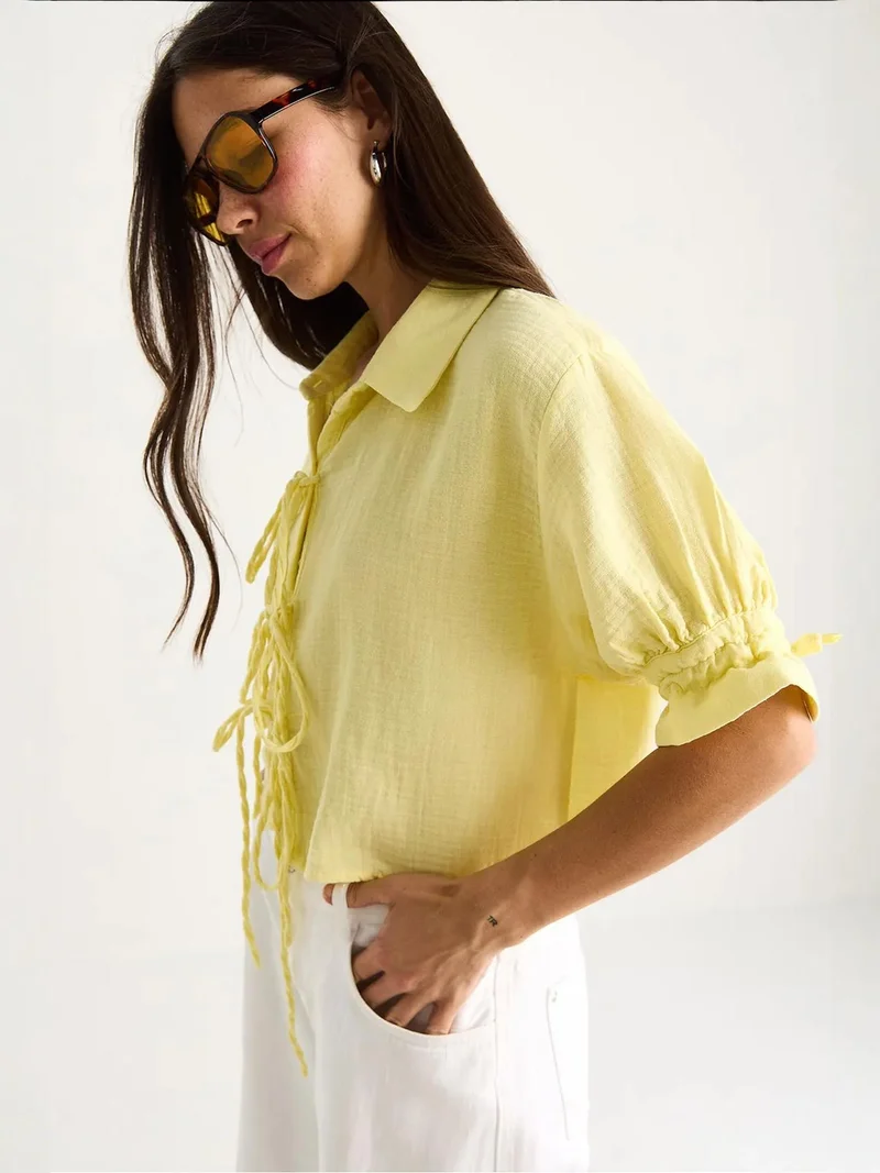 Bianco Lucci LUCCI Cropped Crepe Top with Bow Tie