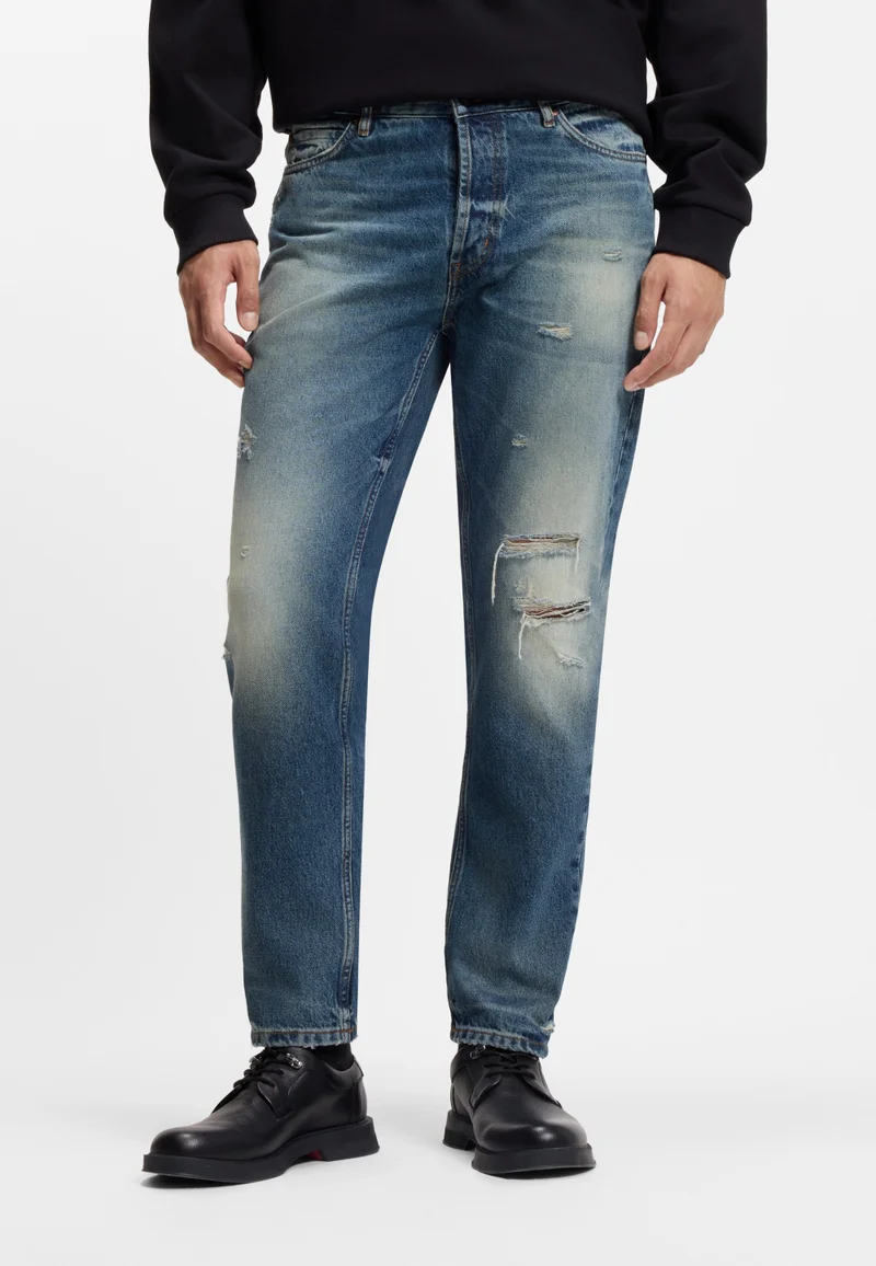 هوجو جينز بقصة مدببة من دنيم أزرق ممزق