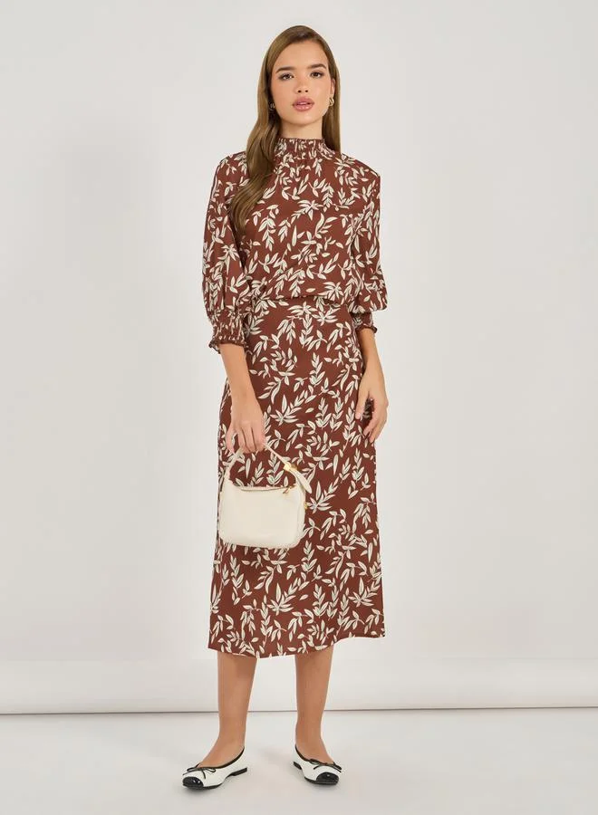 ستايلي بلوزة بطبعة زهور وياقة عالية