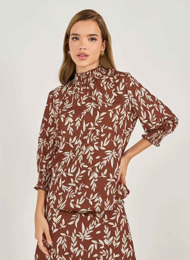 ستايلي بلوزة بطبعة زهور وياقة عالية