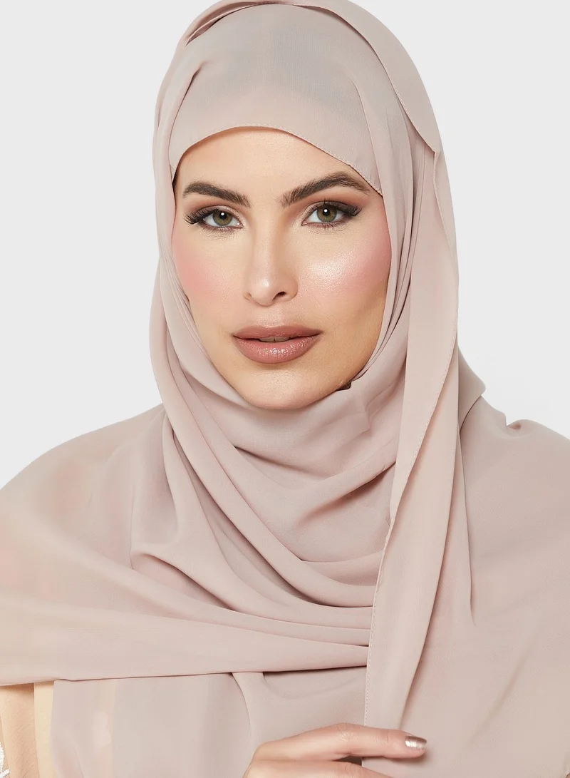 هيا كلوزيت عباية بتفاصيل مطرزة مع فستان داخلي