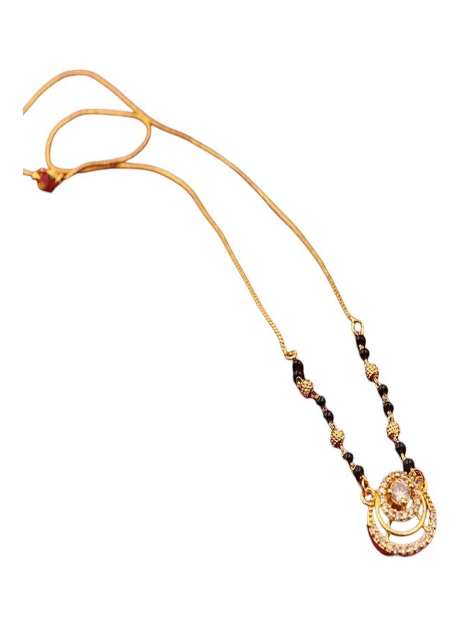 قلادة مانجالسوترا تقليدية مطلية بالذهب عيار 18 بوصة من AAIKU، مصنوعة من خرز أسود وقلادة مرصعة بكريستال الماس الأمريكي، مناسبة للنساء لحفلات الزفاف والذكرى السنوية والمناسبات الخاصة. - Image 1