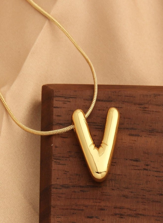 ميناز قلادة ميناز الذهبية السميكة المقاومة للصدأ، تحمل الحرف "V" كحرف اسم، للنساء | سلسلة حروف من الفولاذ المقاوم للصدأ للنساء والفتيات | هدية عيد الحب للحبيبة - Image 3