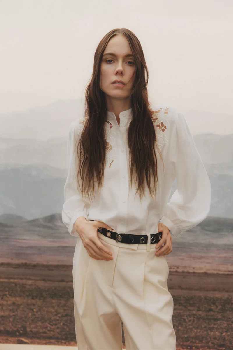 اتش اند ام بلوزة تطريزات مفتوحة من مزيج الكتان