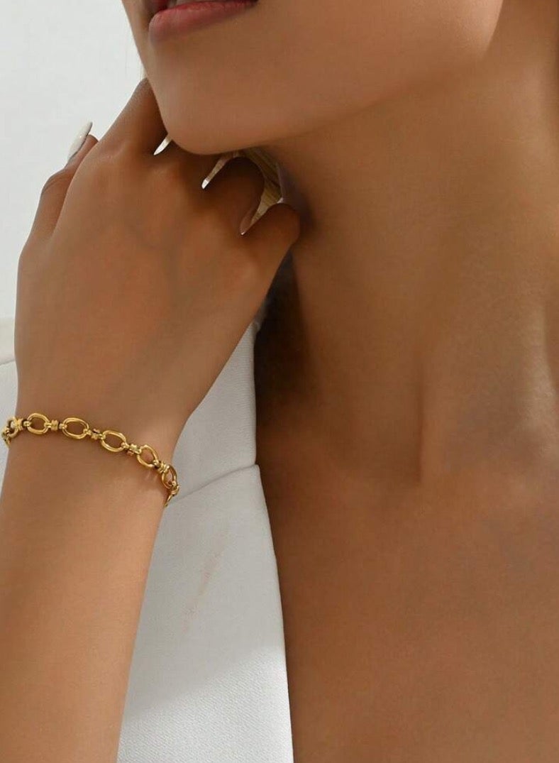 إيكوال اسوارة نسائية أنيقة وعالية الجودة مصنوعة من الاستانلس ستيل مطلية باللون الذهبي - Image 1