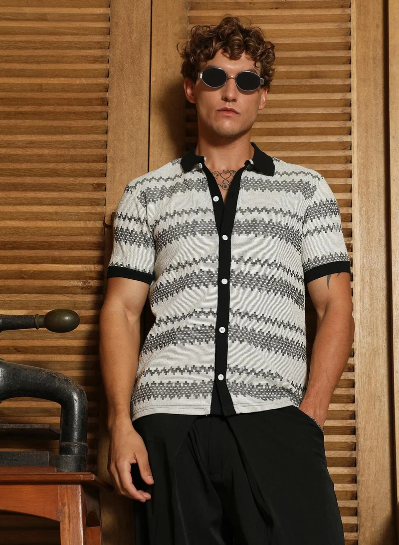 Campus Sutra Men's Black And White Geometric Polo Collar Shirt | أكمام قصيرة | مطبوع | ملابس كاجوال ويومية | طوق بولو