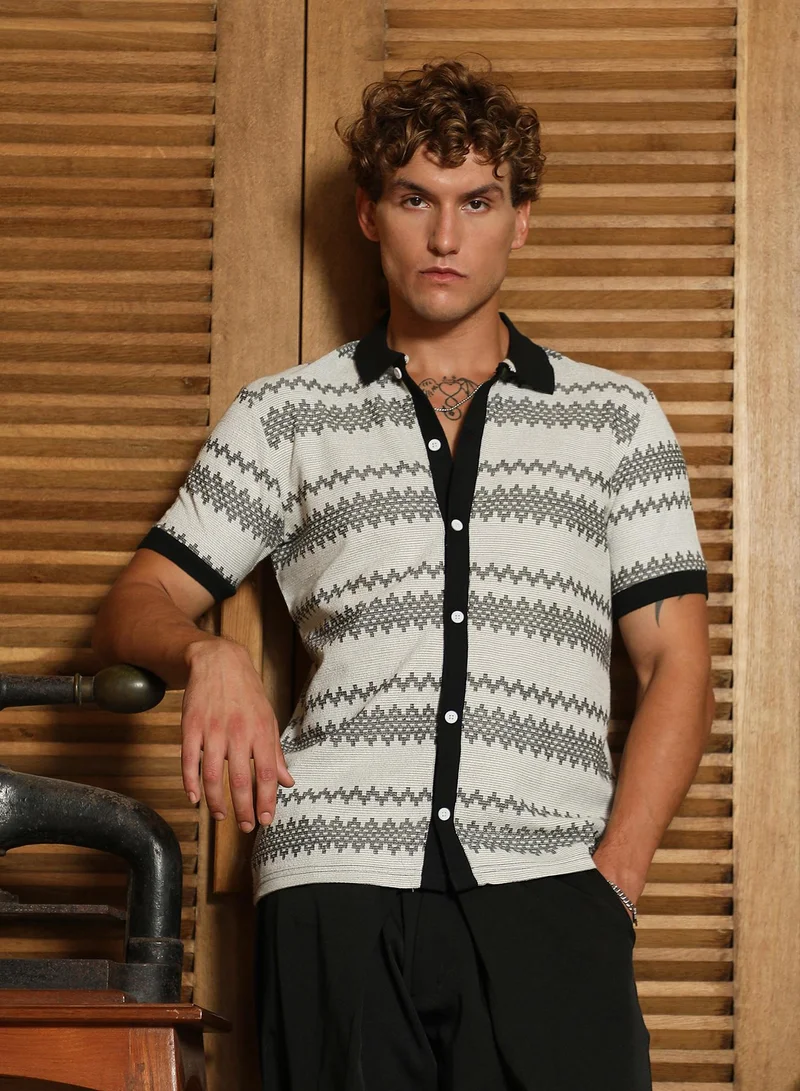 Campus Sutra Men's Black And White Geometric Polo Collar Shirt | أكمام قصيرة | مطبوع | ملابس كاجوال ويومية | طوق بولو