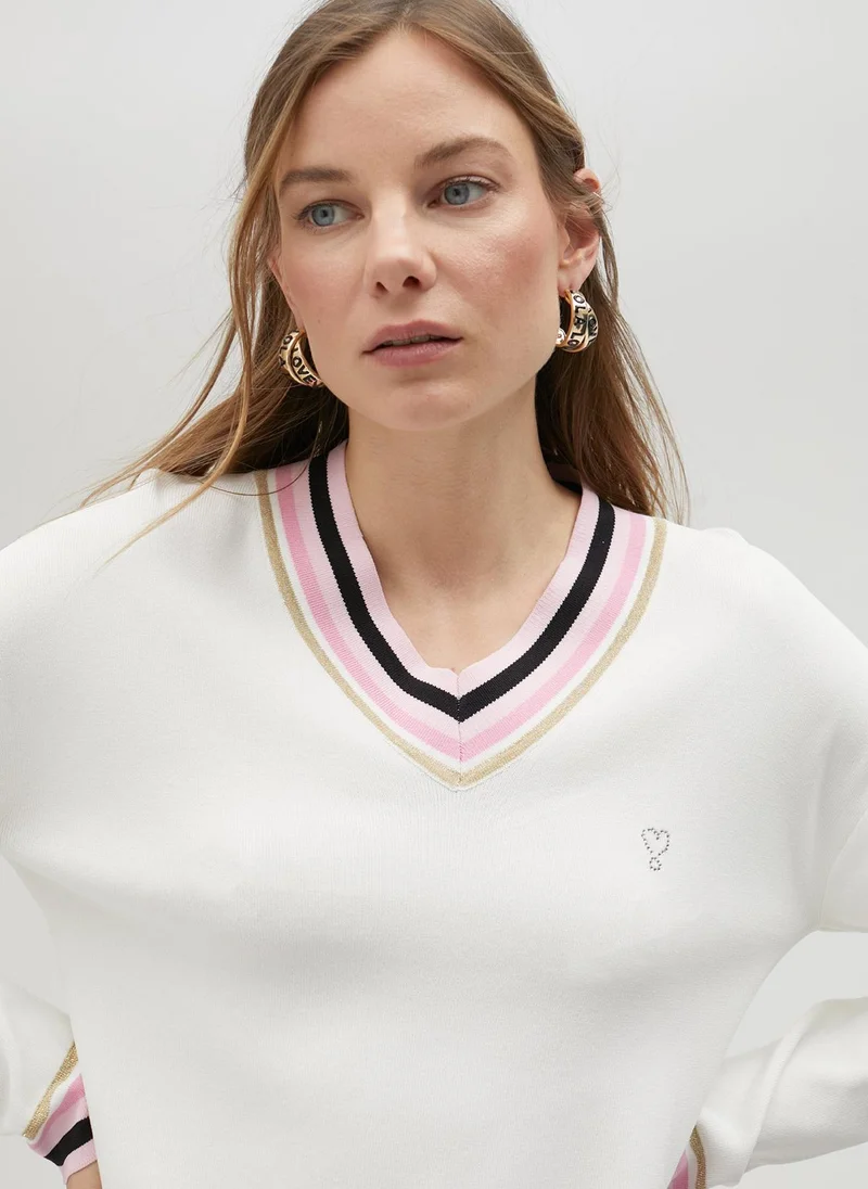 لولا كساديمونت كنزة بتفاصيل ملونة